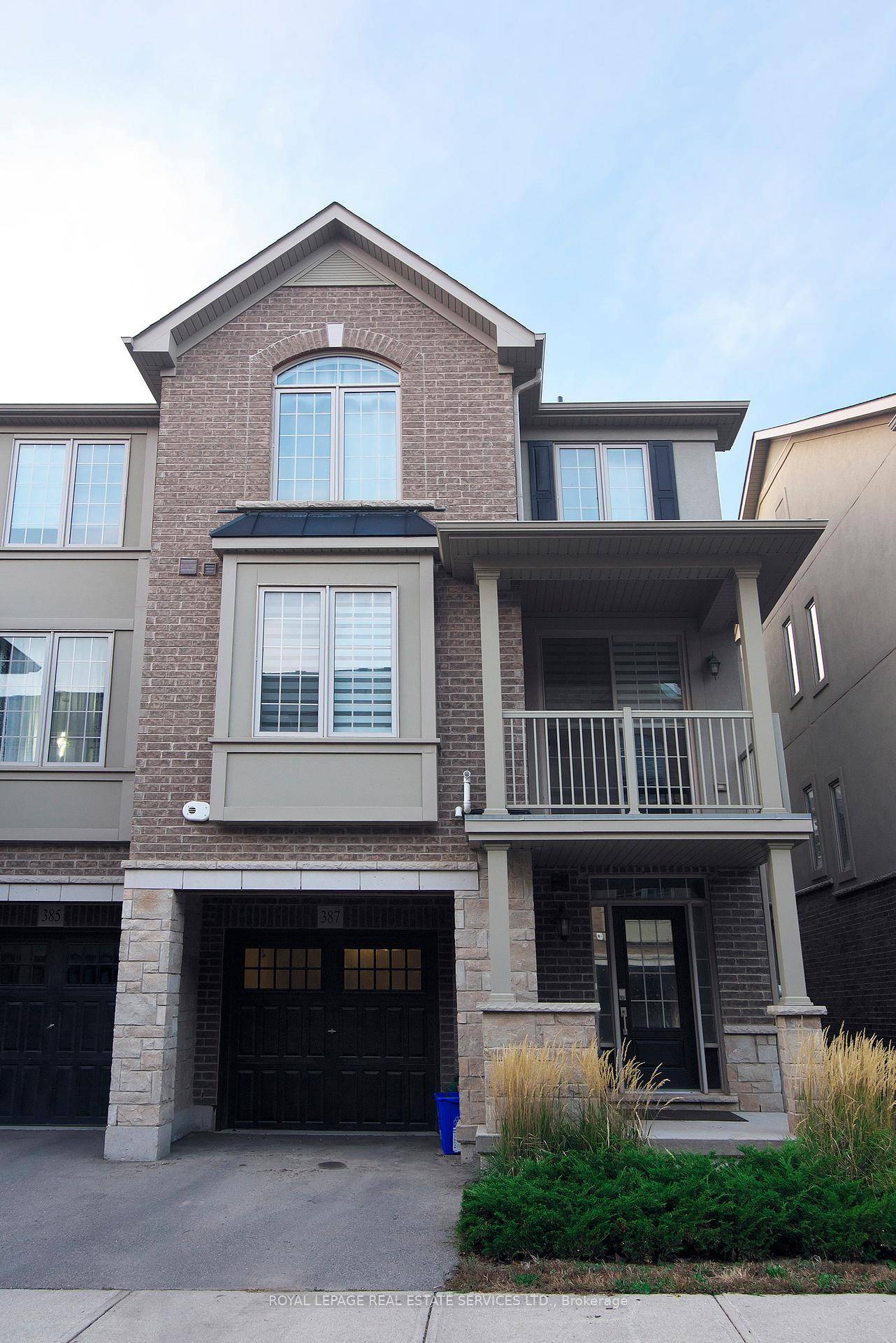 This is a rare end unit townhome by Branthaven Homes, with bright and spacious 2 bedroom, 1.