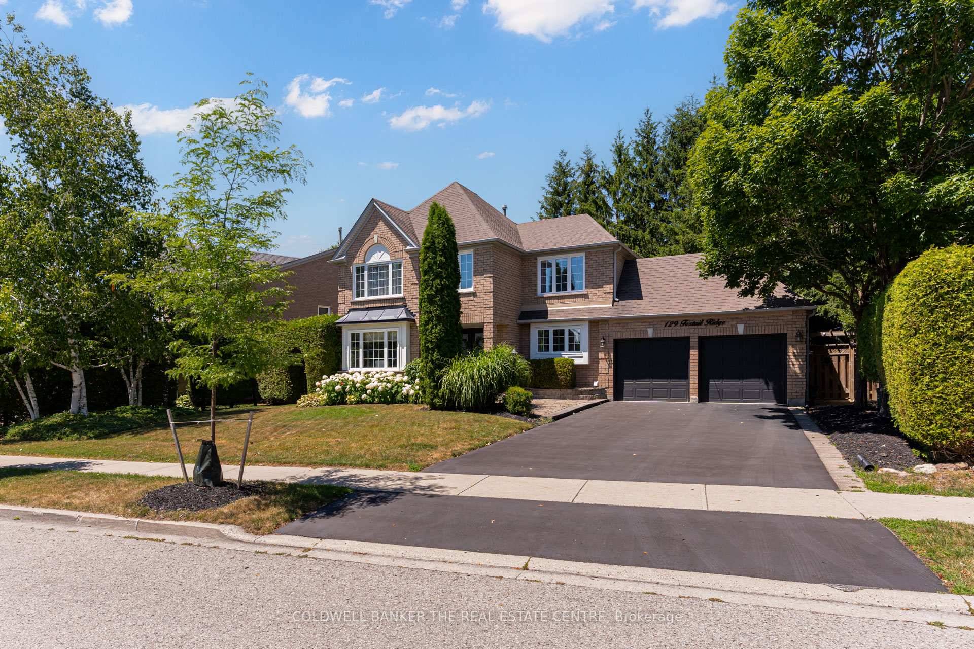 Discover unparalleled elegance in this 2 storey, all brick masterpiece in Newmarket's coveted Armitage.