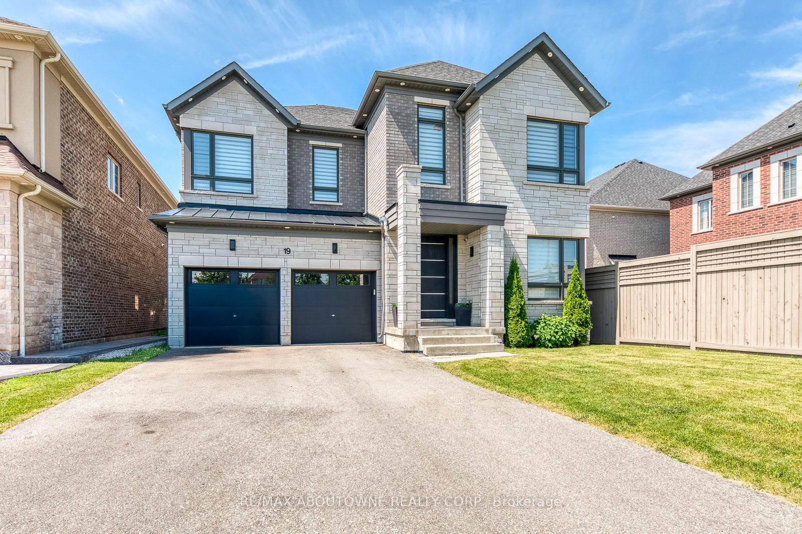 Welcome to 19 Raindrop Terrace an exceptional 5 bedroom, 5 bathroom, 4073 sq ft above ground home backing onto a serene ravine in one of Brampton's most sought after neighborhood.