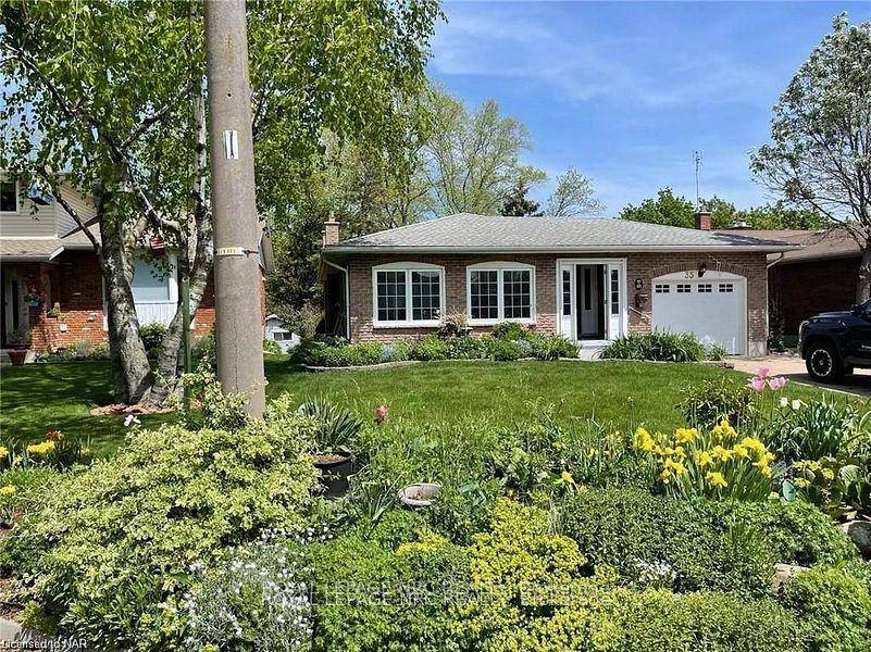 Charming Bungalow Near the Lake A Rare Find !