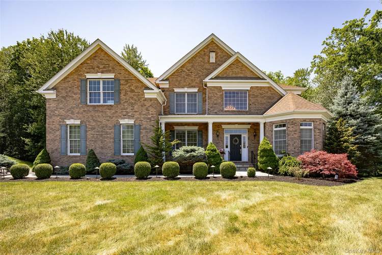 Welcome to this exceptional, fully furnished 5 bedroom, 4.