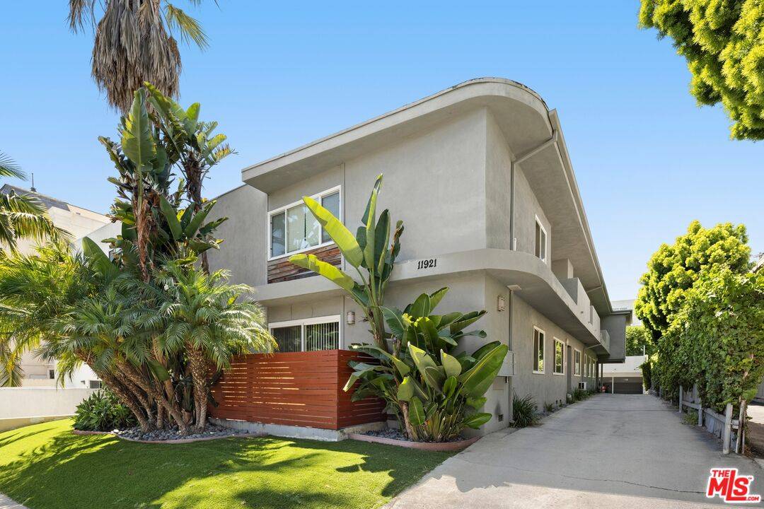 11921   Goshen Ave 14BR Brentwood La