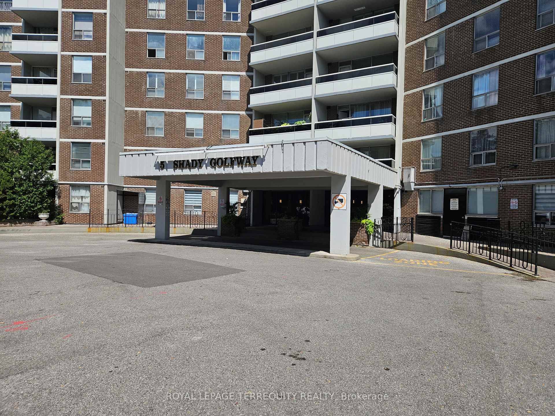 Welcome to 5 Shady Golfway Spacious Condo Great for First Time Buyers or Growing Families !
