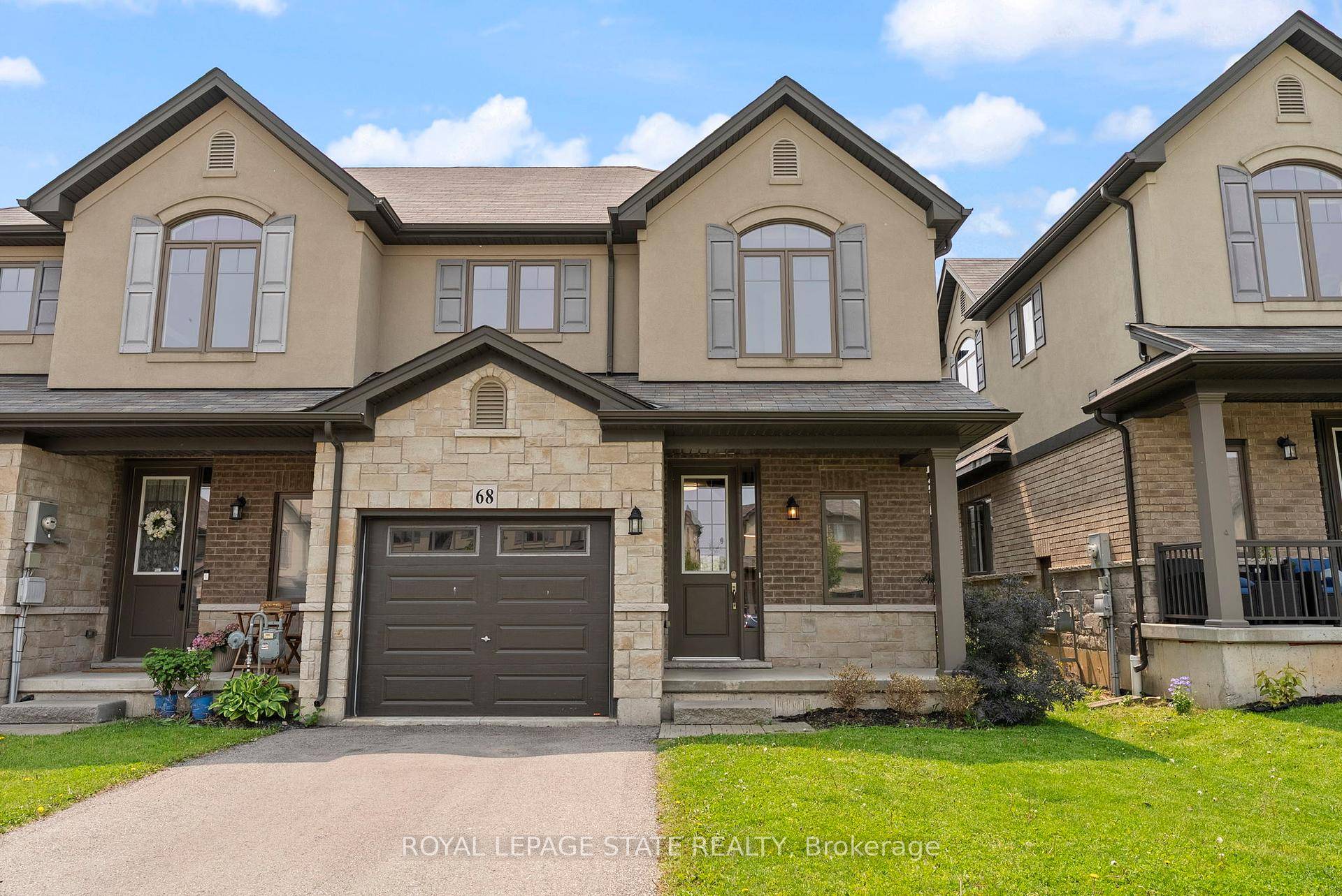 Executive End Unit townhome in Ancaster !