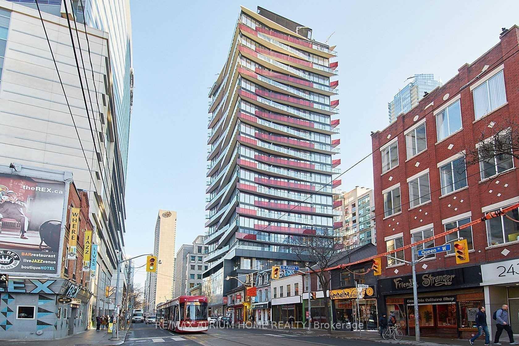 Smart House Condo. Floor To Ceiling Windows, Open Concept Located In The Heart Of Downtown Toronto, Steps To Osgoode Station, City Hall, Entertainment Financial District, Hospitals, High End Restaurants, Theatres, ...