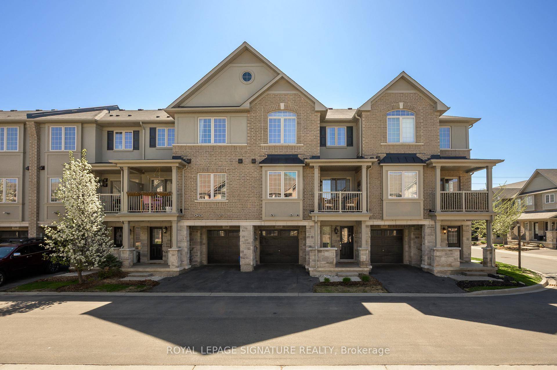 Stunning 3 Storey Townhouse !