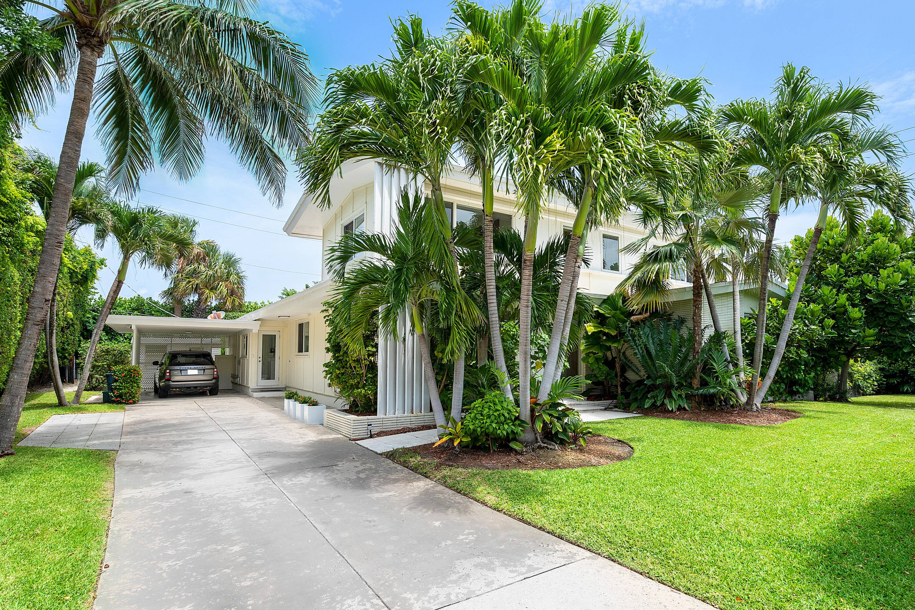 This beautiful mid century modern home perfectly curates nostalgic Palm Beach luxury with modern amenities for today's living.