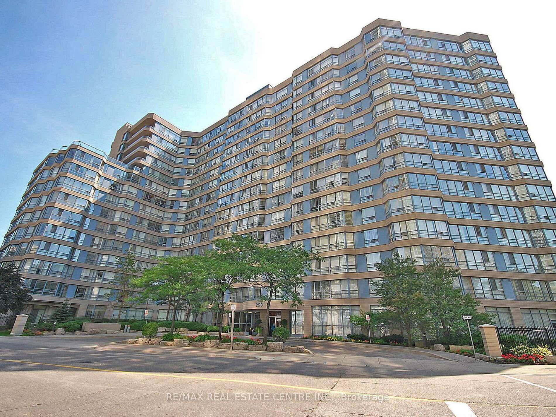 Luxury penthouse unit, Mississauga City Centre location, short walk to bus, Square One shopping center, city hall, library and Celebration Square.