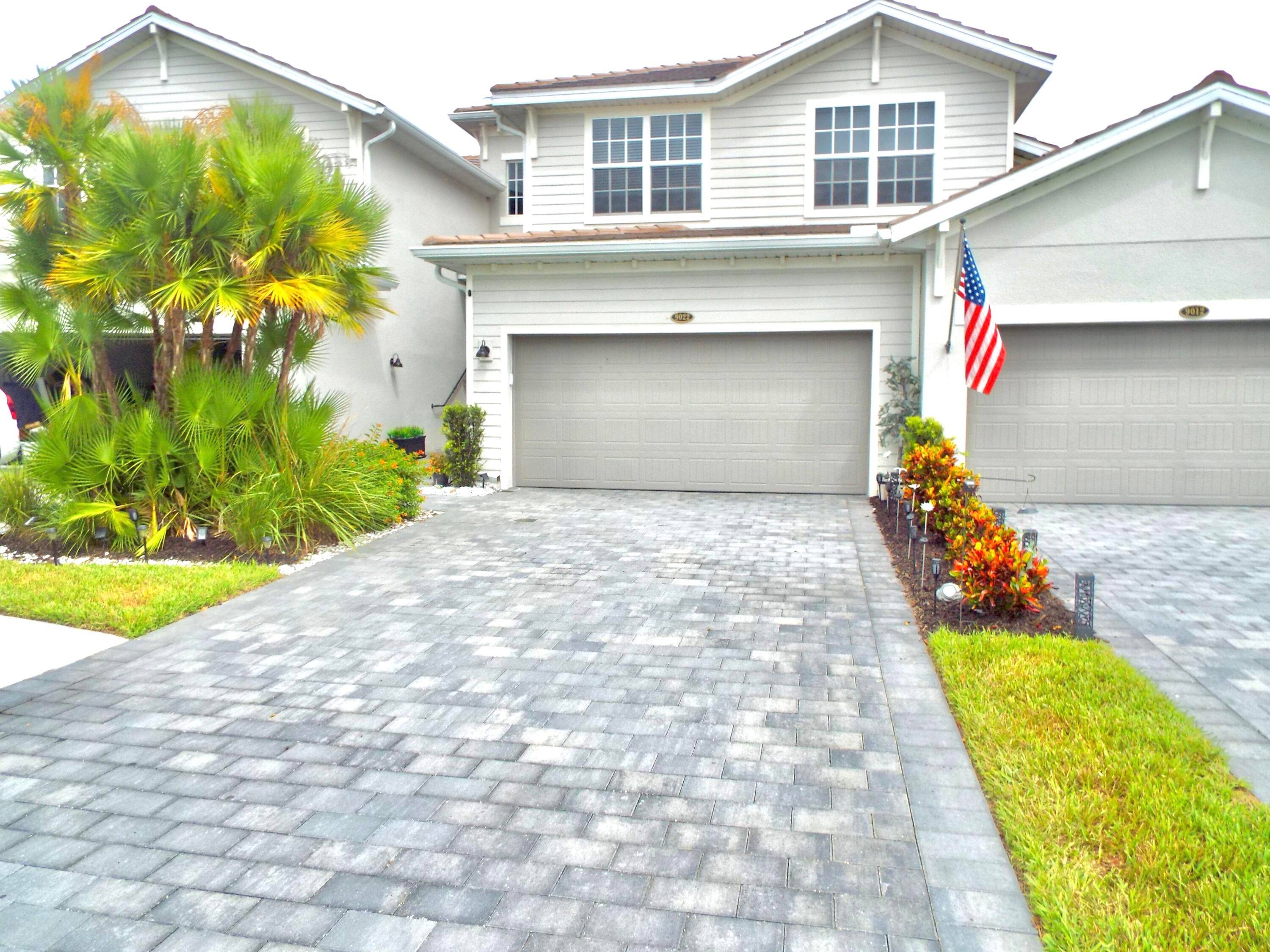 Here Is A Chance To Own The Very Sought After Top Floor Coach Home With DEEDED GOLF INCLUDED !