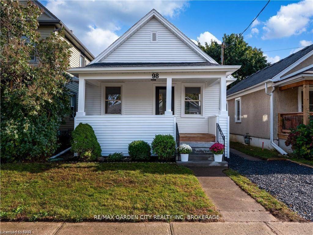 This beautiful bungalow is in a great midtown neighborhood and has been completely renovated from top to bottom, both inside and out.