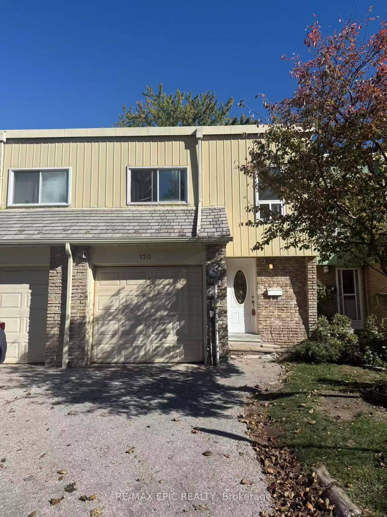 Gorgeous Townhome In Coveted Bayview Village Area !