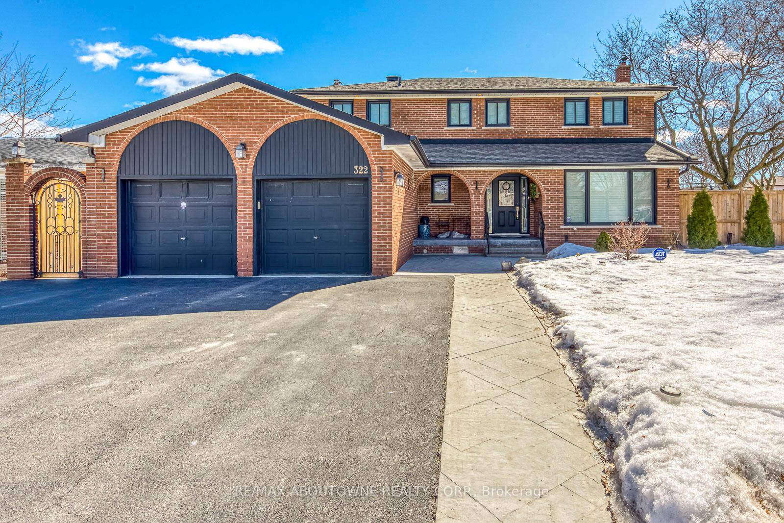 Absolutely Gorgeous ! This Stunning Modern Home Nestled in Prestigious Southwest Oakville !