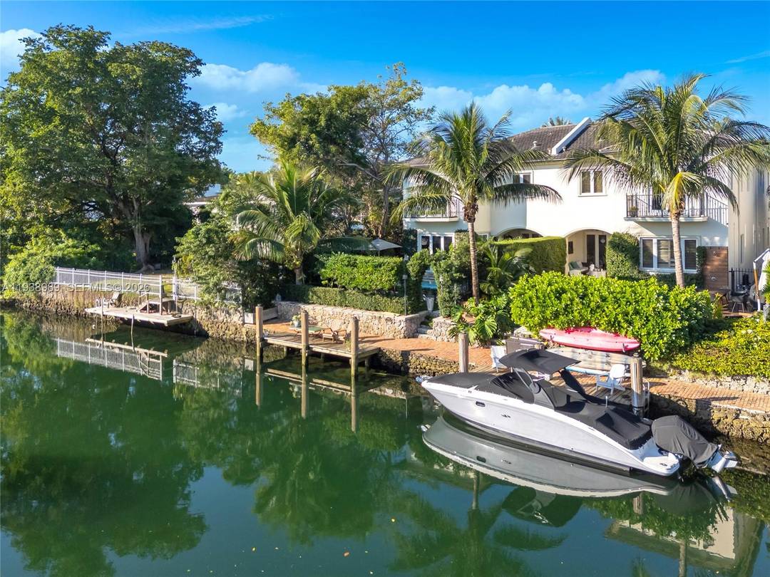 Welcome to 4819 University Drive, a bright amp ; refined waterfront residence in the heart of Coral Gables, offering private dock access with direct ocean access for boaters.