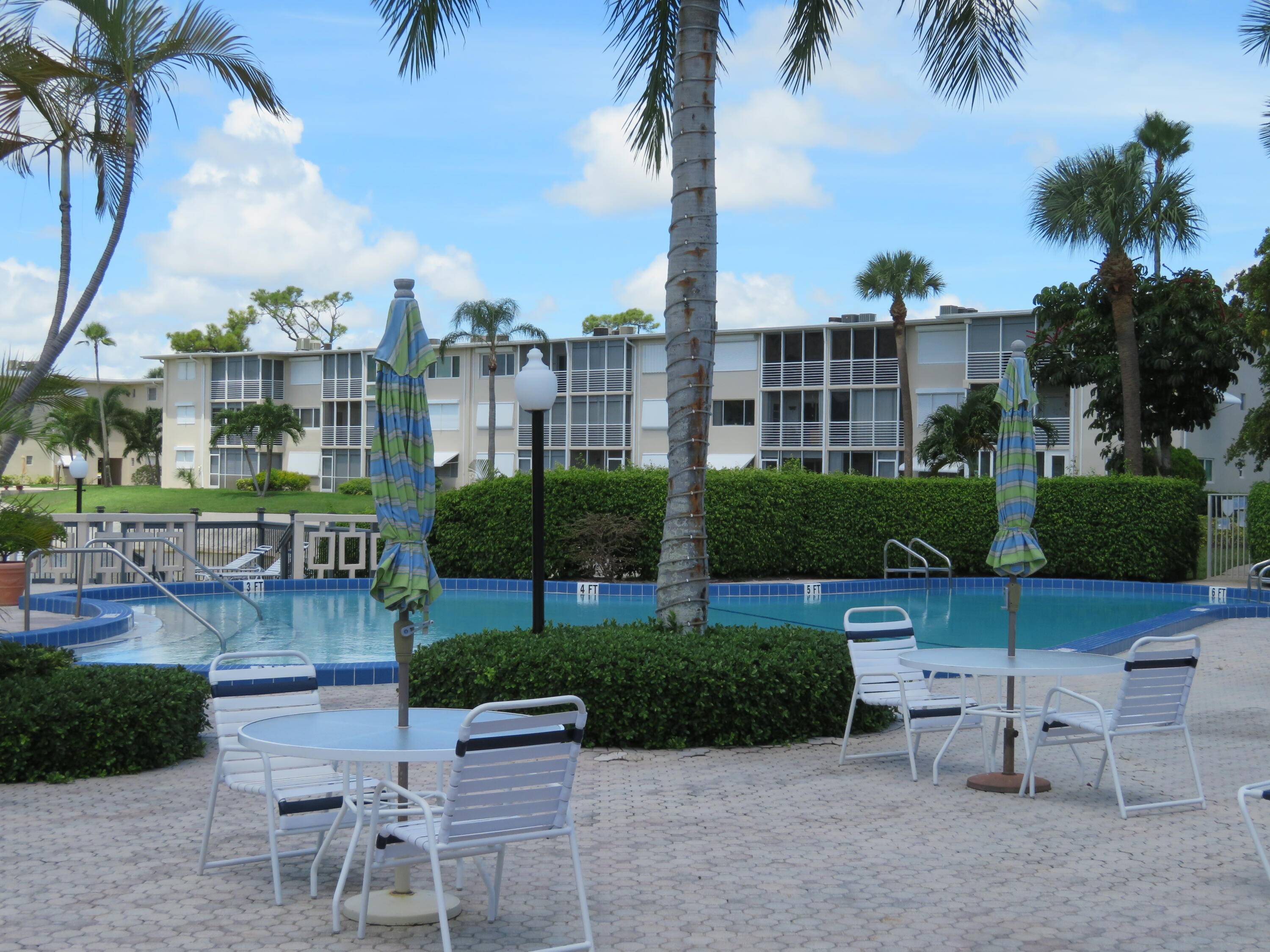 This is a nice 2 bedroom ''convertible'' Condo unit in a desired community of Lake Clarke Gardens.