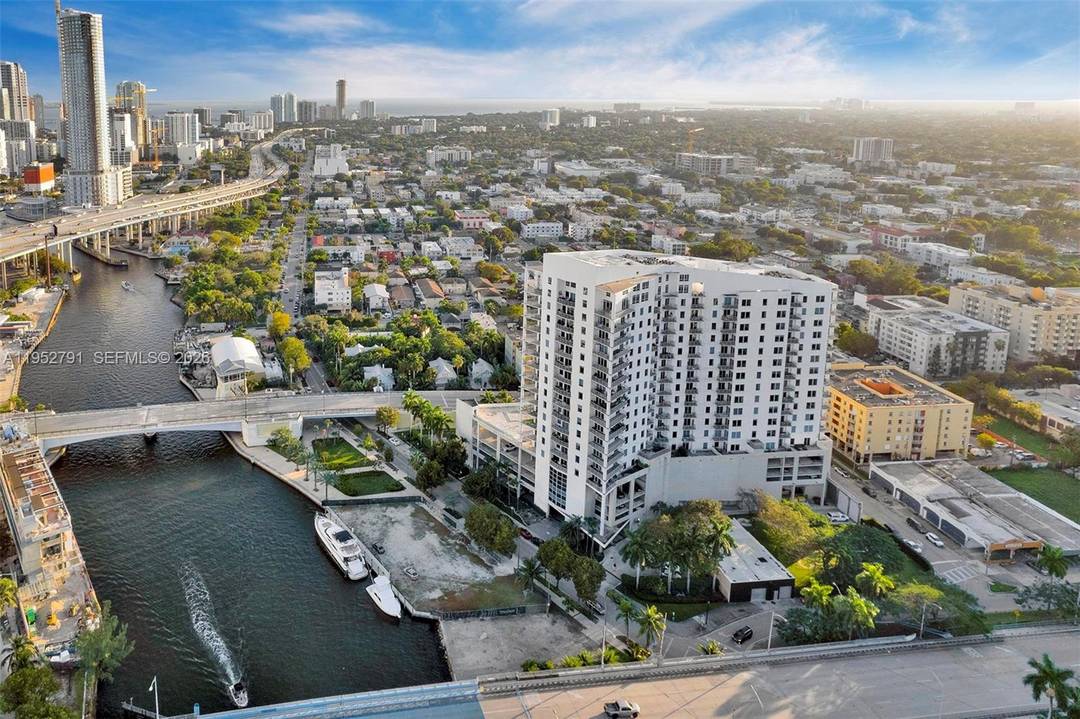Come check out this amazing 2 bedroom 2 bath condo on the Miami River.