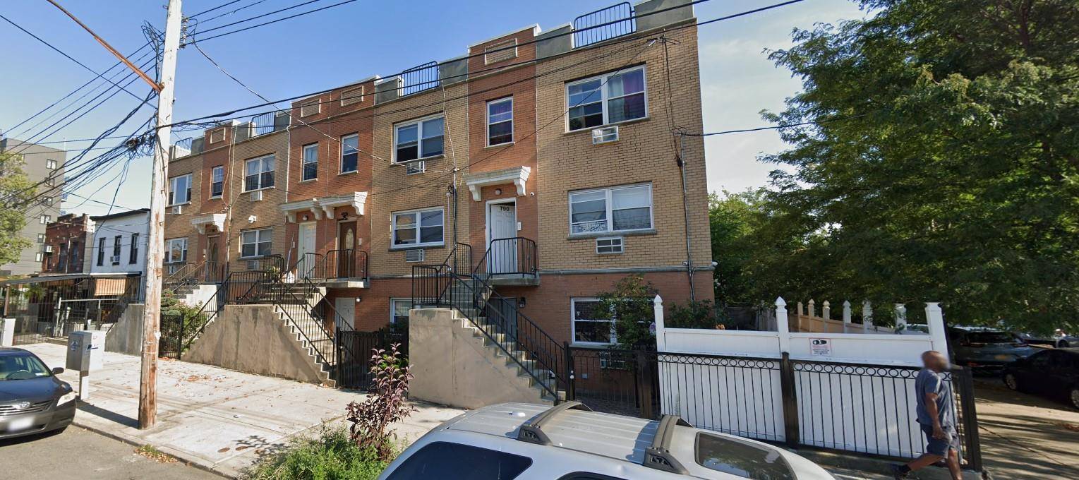 Beautiful 3 bedroom, 2 bathroom duplex unit for rent.