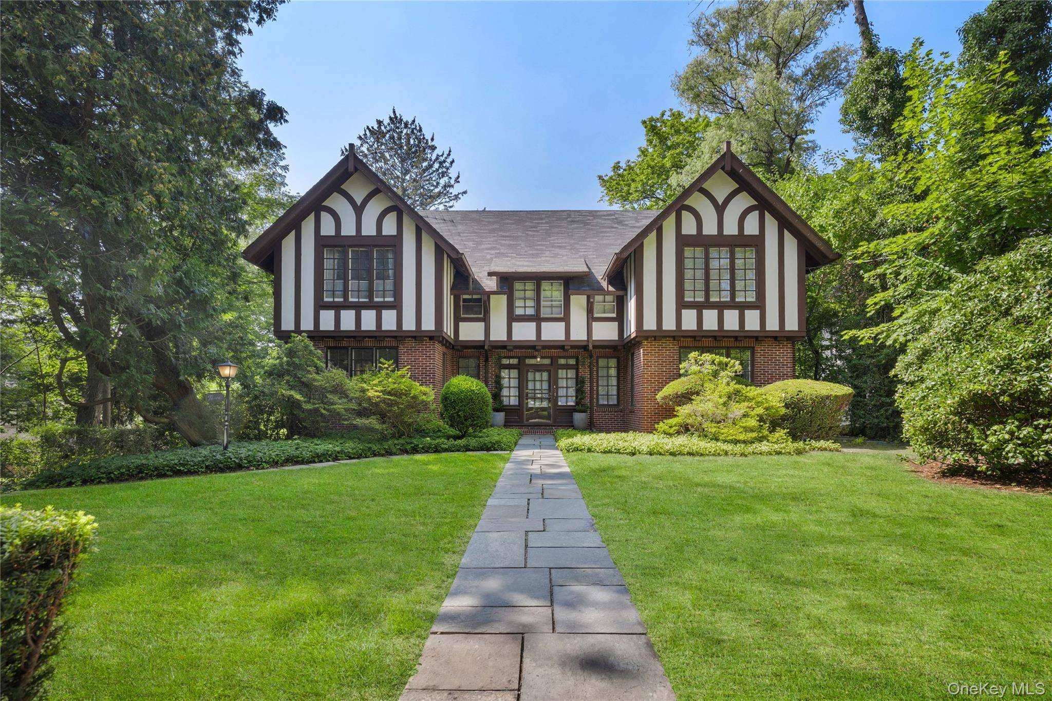 A Timeless Tudor, Beautifully Reimagined for Modern Living Set on a sweeping front lawn in the heart of Scarsdale s coveted Greenacres neighborhood, this beautifully renovated Tudor blends the charm ...