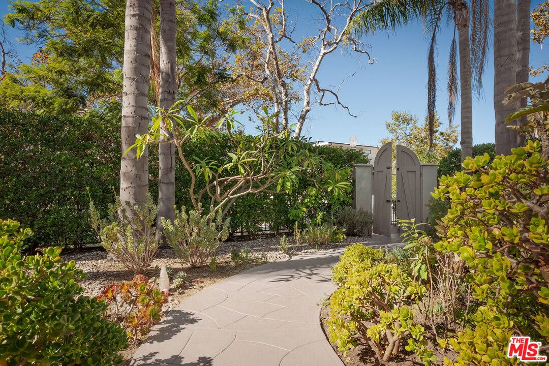 600 S Orange Dr 3BR Hancock Park La