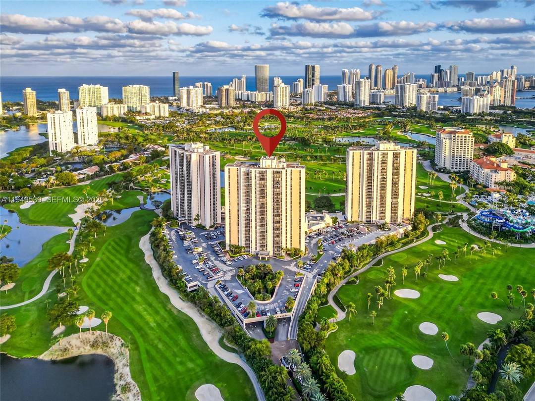 EXCEPTIONAL AVENTURA LIVING OVERLOOKING TURNBERRY GOLF COURSE.
