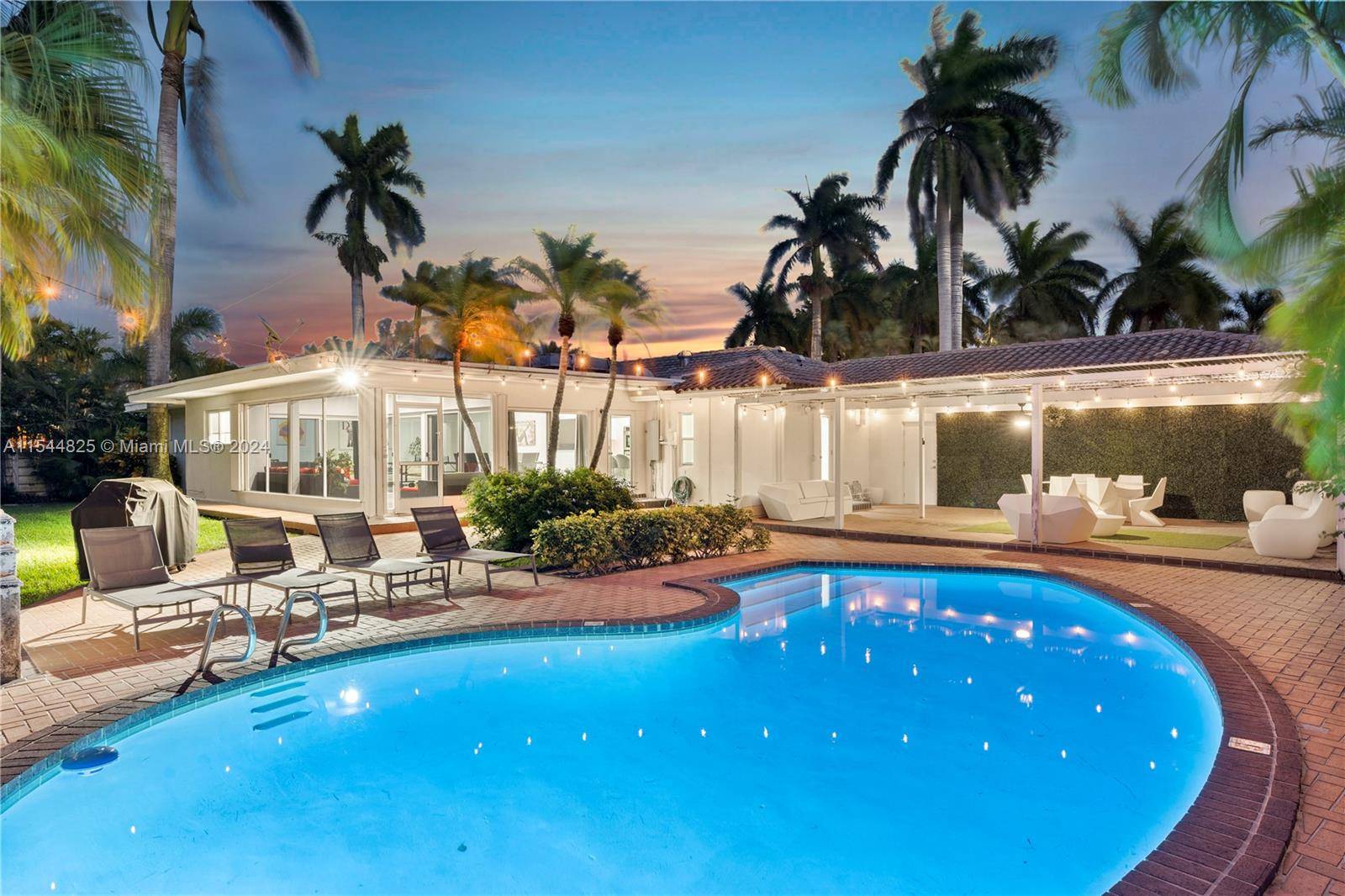 Luxurious Estate in a Prime location on a lot of almost 17, 000 Sq Ft.