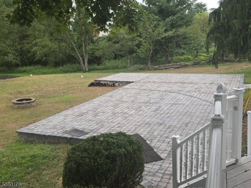 Total area of 2, 200 Square feet.