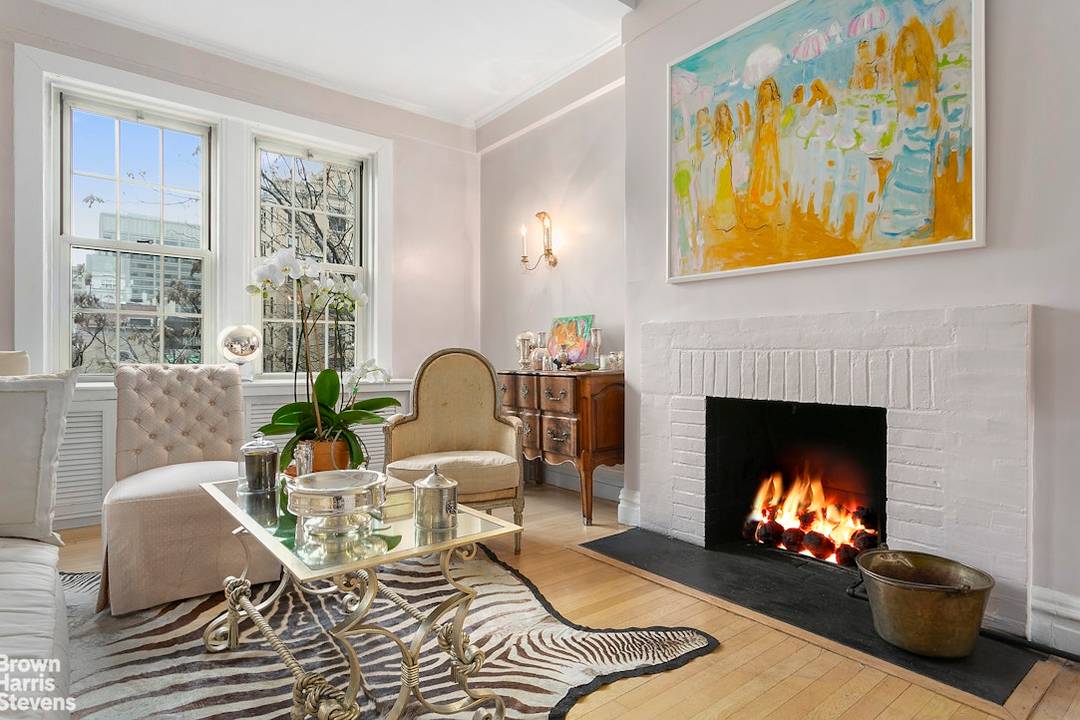 This grand New York, 2 bedroom 2 bath apartment is the perfect blend of Parisian elegance, classic style and enviable location.