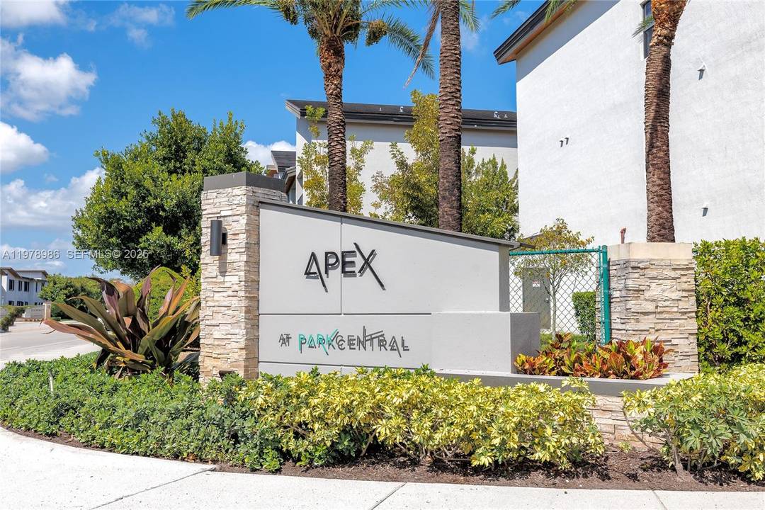 Beautiful corner condo located in the highly desirable community of Apex at Park Central in Doral.