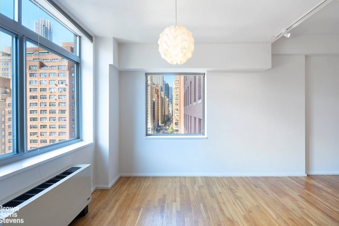 Located in the manageable and convenient Murray Hill neighborhood, this high floor, sun filled one bedroom, one and half bathroom apartment is close to work in Midtown, Grand Central Station, ...