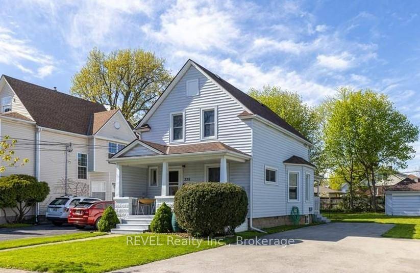 FOR LEASE Main Floor 2 Bedroom Unit with 2 Bathrooms, Parking amp ; Outdoor Space Available July 1 1, 850 month Utilities This 800 square foot main floor unit offers ...