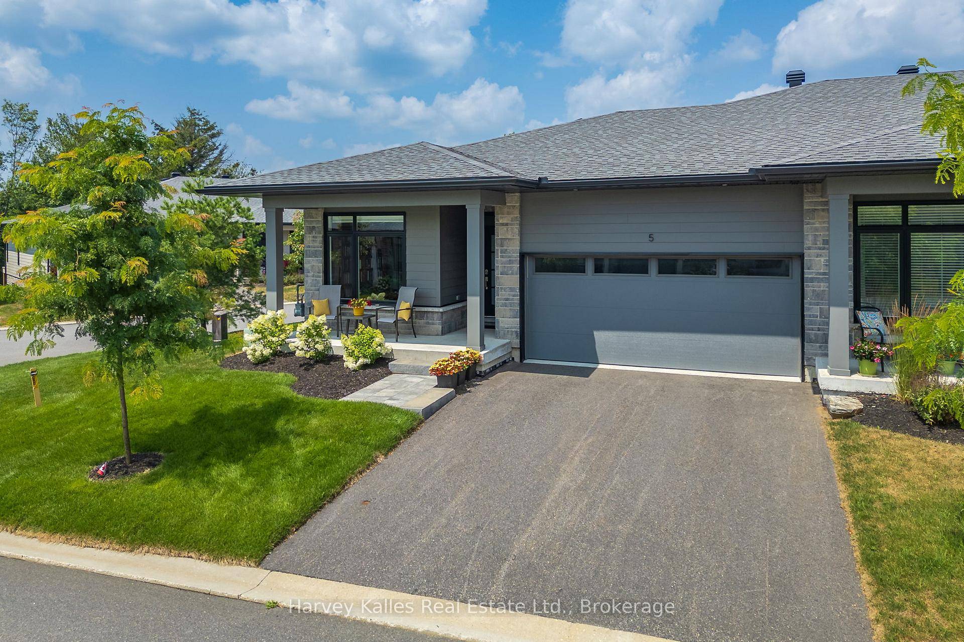 Located in the heart of Huntsville, this stunning end unit bungalow townhouse is situated in a vibrant and emerging community, just minutes from the downtown area.