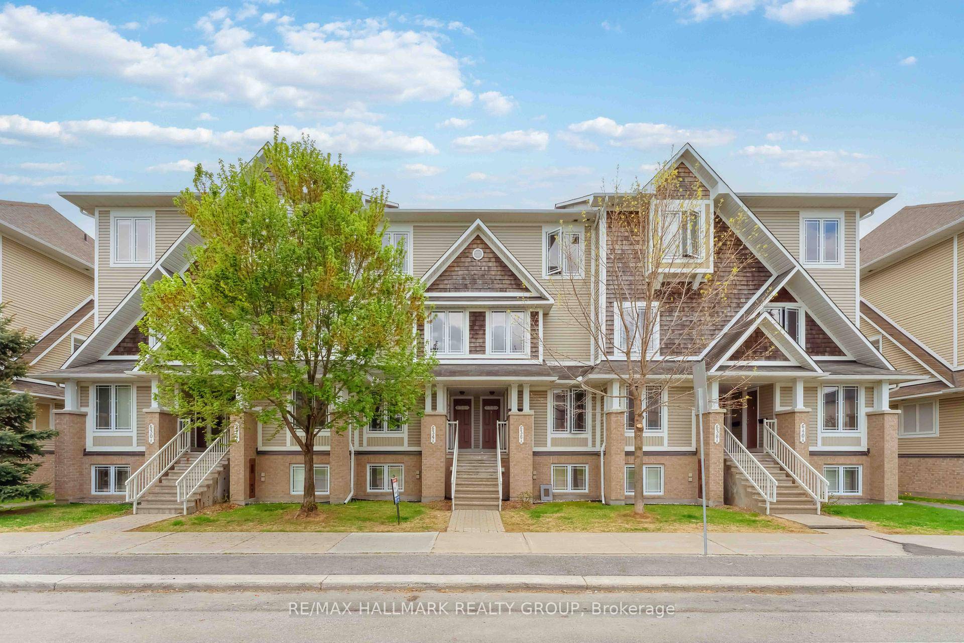Welcome to this bright and spacious upper level unit, ideally situated in the vibrant Barrhaven community.