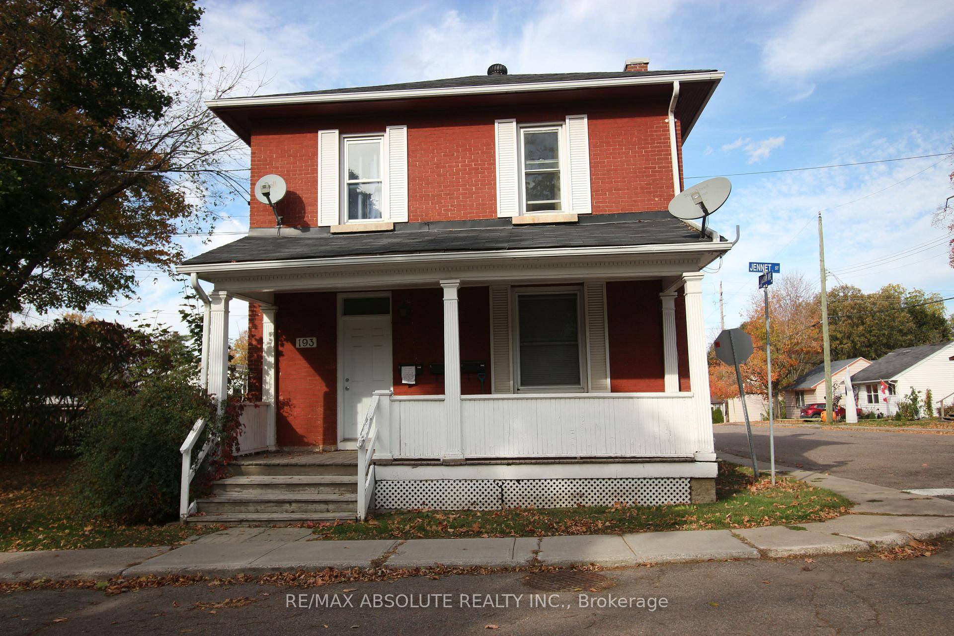 TRIPLEX in a great Renfrew location.