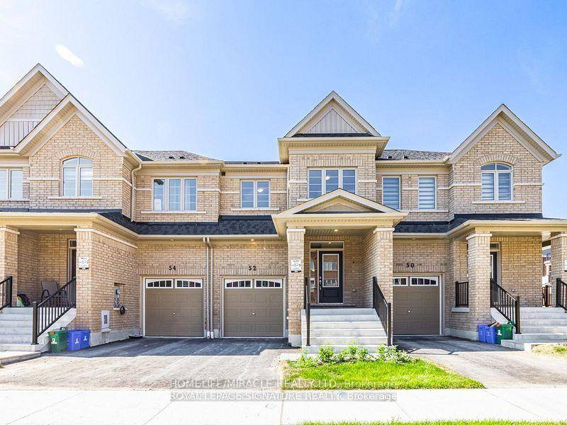 Situated in the heart of North Oshawa's premier master planned windfields community, this stunning 3 bedroom, 3 washroom freehold townhome offers the perfect blend of style, comfort, and unbeatable convenience.