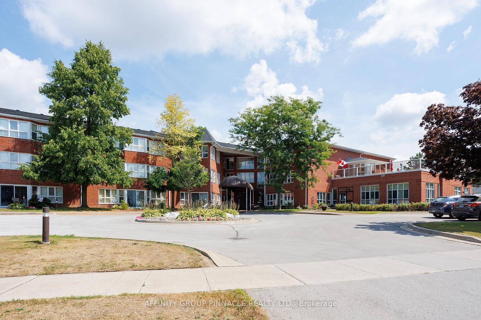Move in ready 1 bedroom, 1 bathroom condo in the desirable Heritage Condos !
