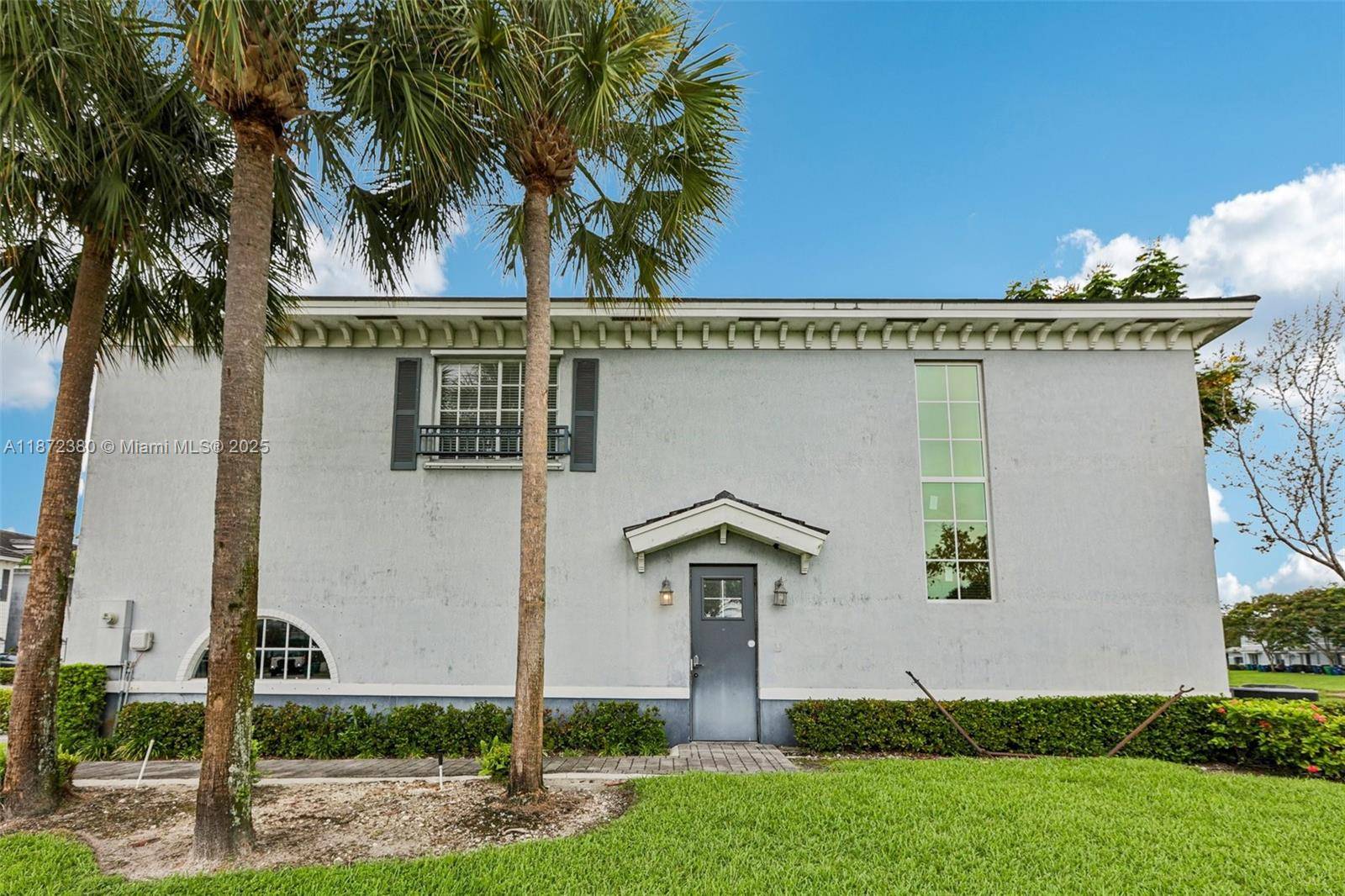 Beautiful 3 bedroom, 2 bathroom townhouse with 1, 360 sq.