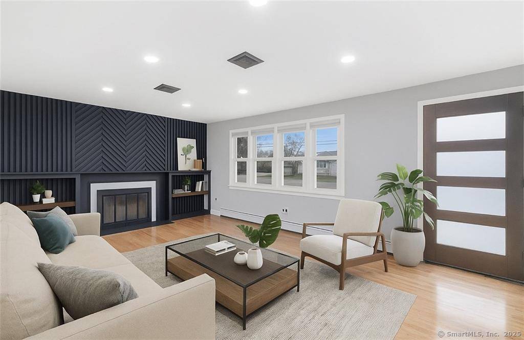 Location, location ! Minutes to Misquamicut Beach and Watch Hill !