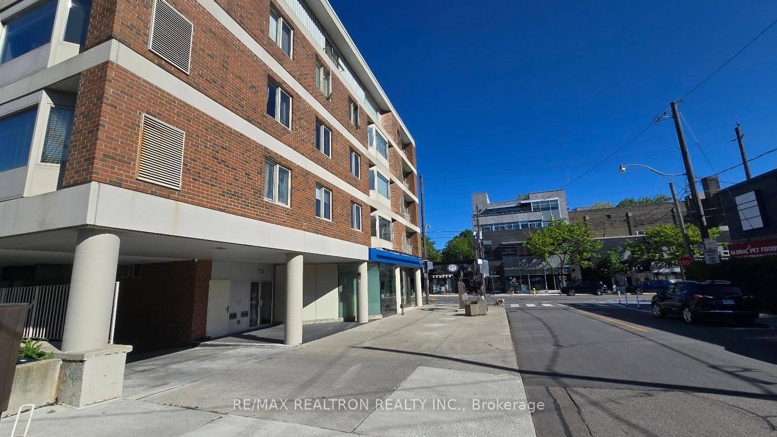 Sophisticated Living in Exclusive Chaplin Estates, Lower Forest Hill Experience refined elegance in this intimate boutique residence a private 4 storey building with only 4 exclusive suites per floor.
