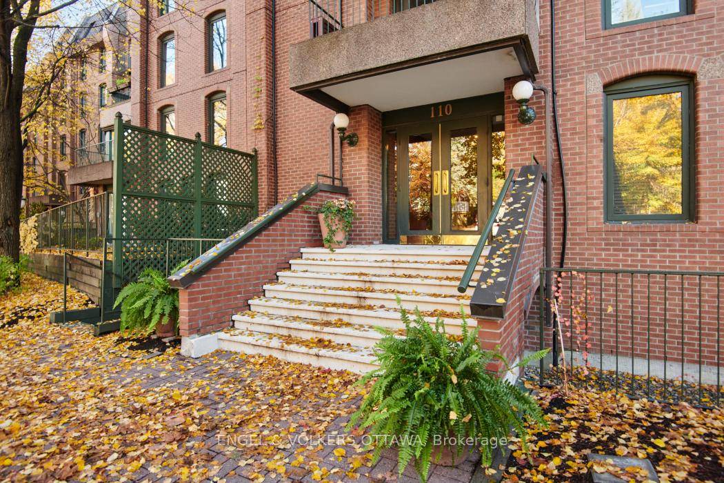 Beautiful 1 bedroom plus den bright condo with southern exposure.