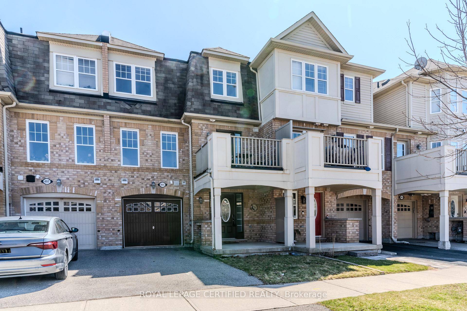 Welcome to this cozy and beautiful 2 bedroom, 2 bathroom freehold townhome in the highly desirable Hawthorne Village on the Escarpment community !