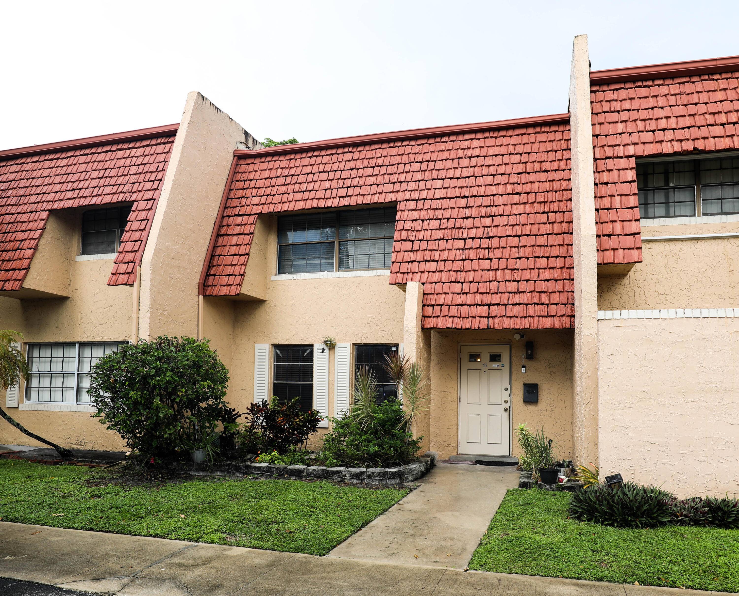 GREAT OPPORTUNITY to get this comfortable and spacious house, with 1, 865sqf living space, with 2 big rooms, with spacious walk in closets, an additional room downstairs can be use ...