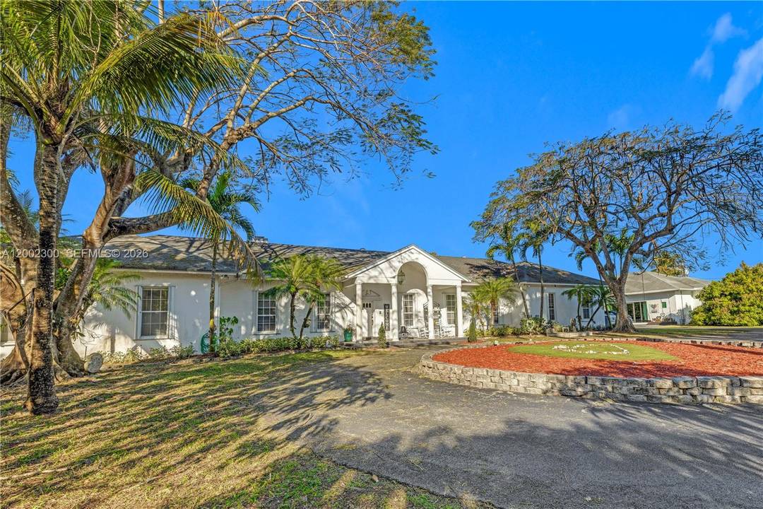 Gated Estate. Ideal for events, gatherings, flexible use.