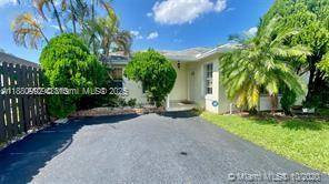 Amazing property, in excellent location in Doral, gated community, with a huge clubhouse that includes golf.