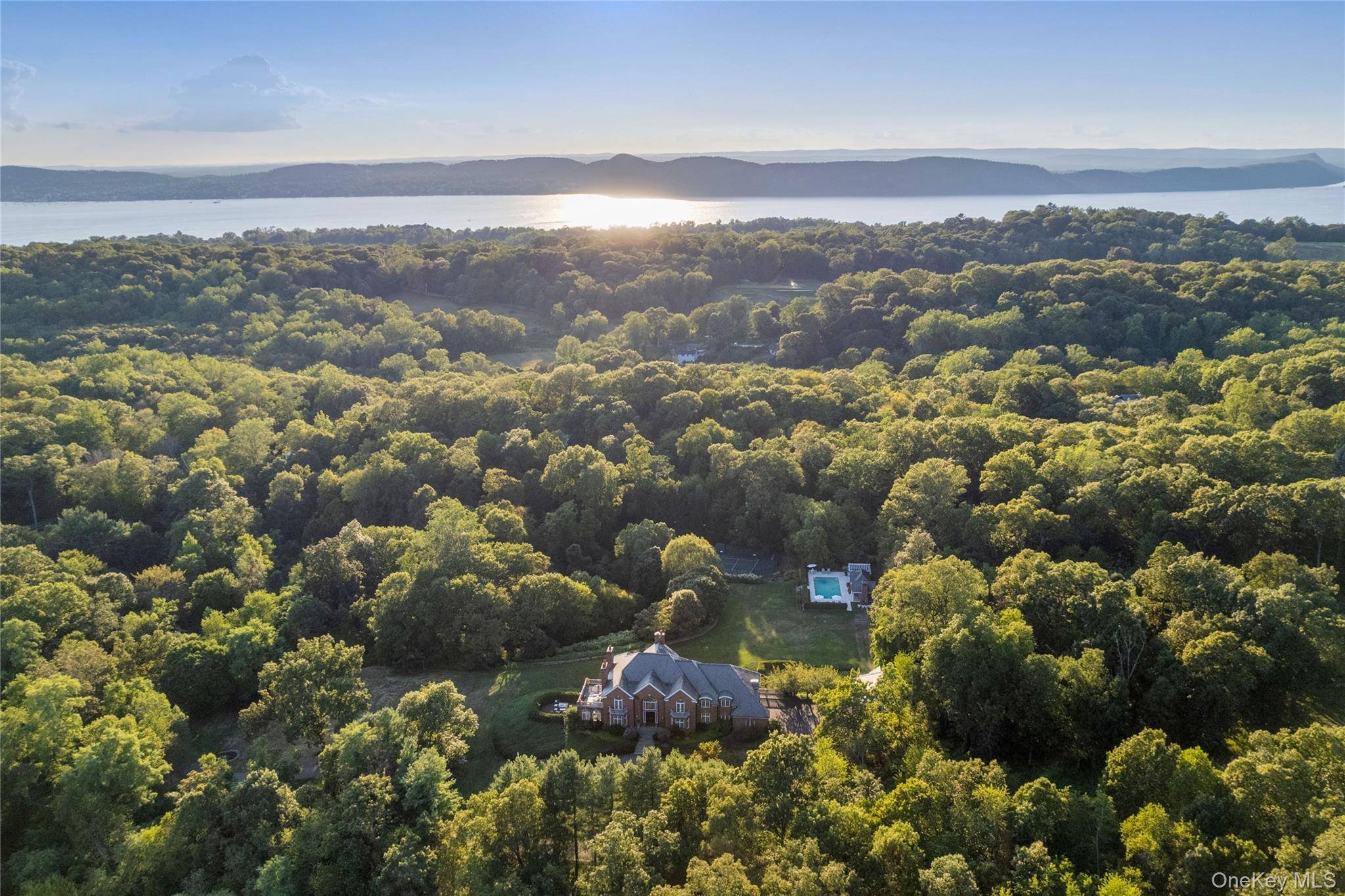 Perched high on a ridge in the heart of the Lower Hudson Valley, Sleepy Hill is a hilltop estate of rare beauty and seclusion.