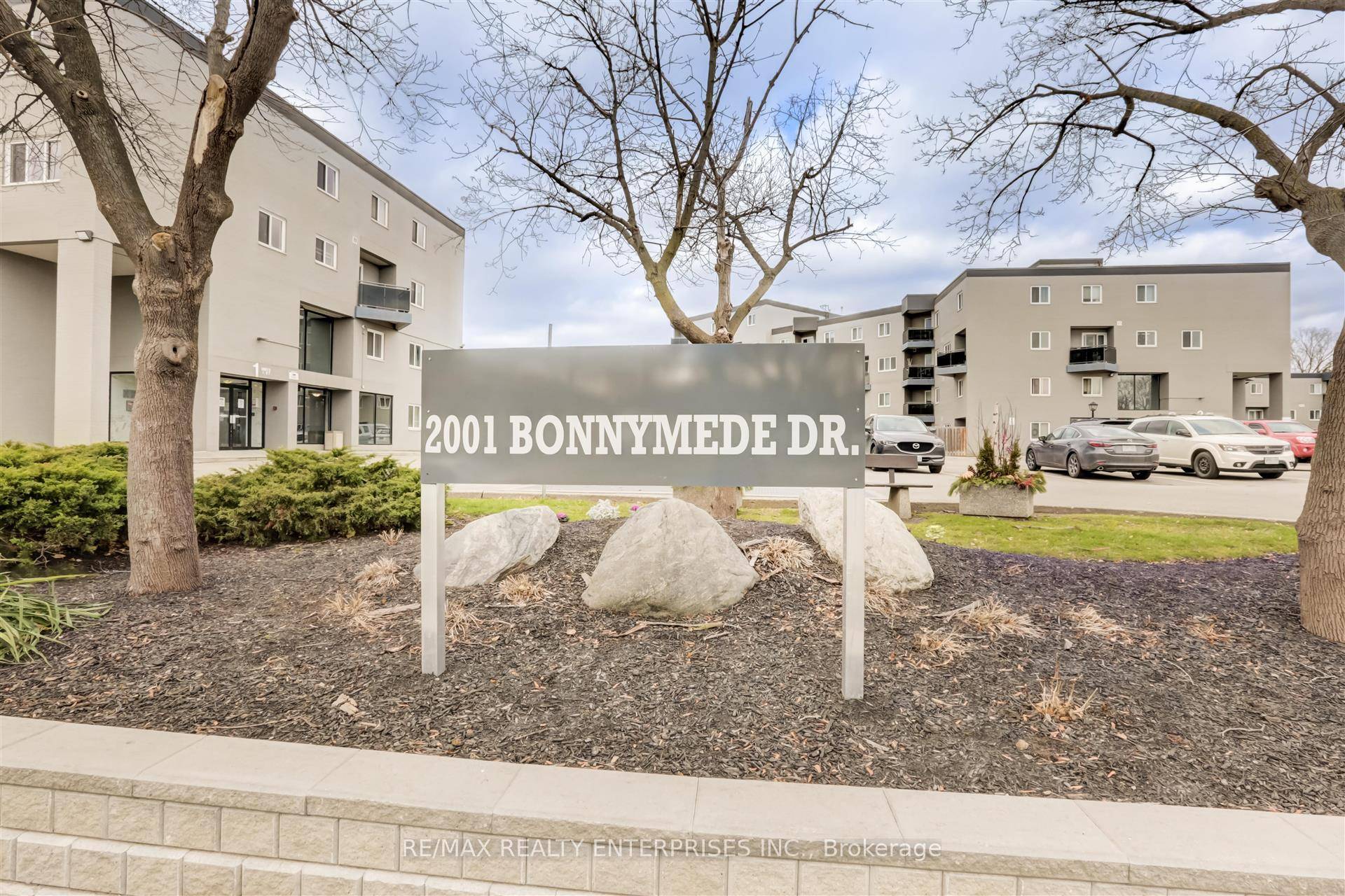 Welcome to this beautifully updated 3 bedroom, 2 bathroom 2 story unit located in the highly sought after Clarkson community Surrounded by shopping, restaurants, the Ontario Racquet Club ORC, just ...