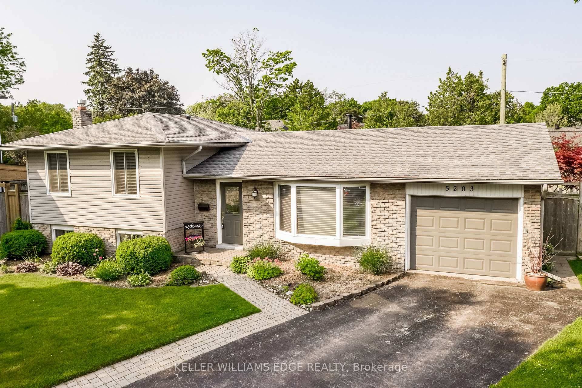 Welcome to 5203 Broughton Crescent, a beautifully updated hard to find 4 level sidesplit in Burlington's desirable Elizabeth Gardens community.