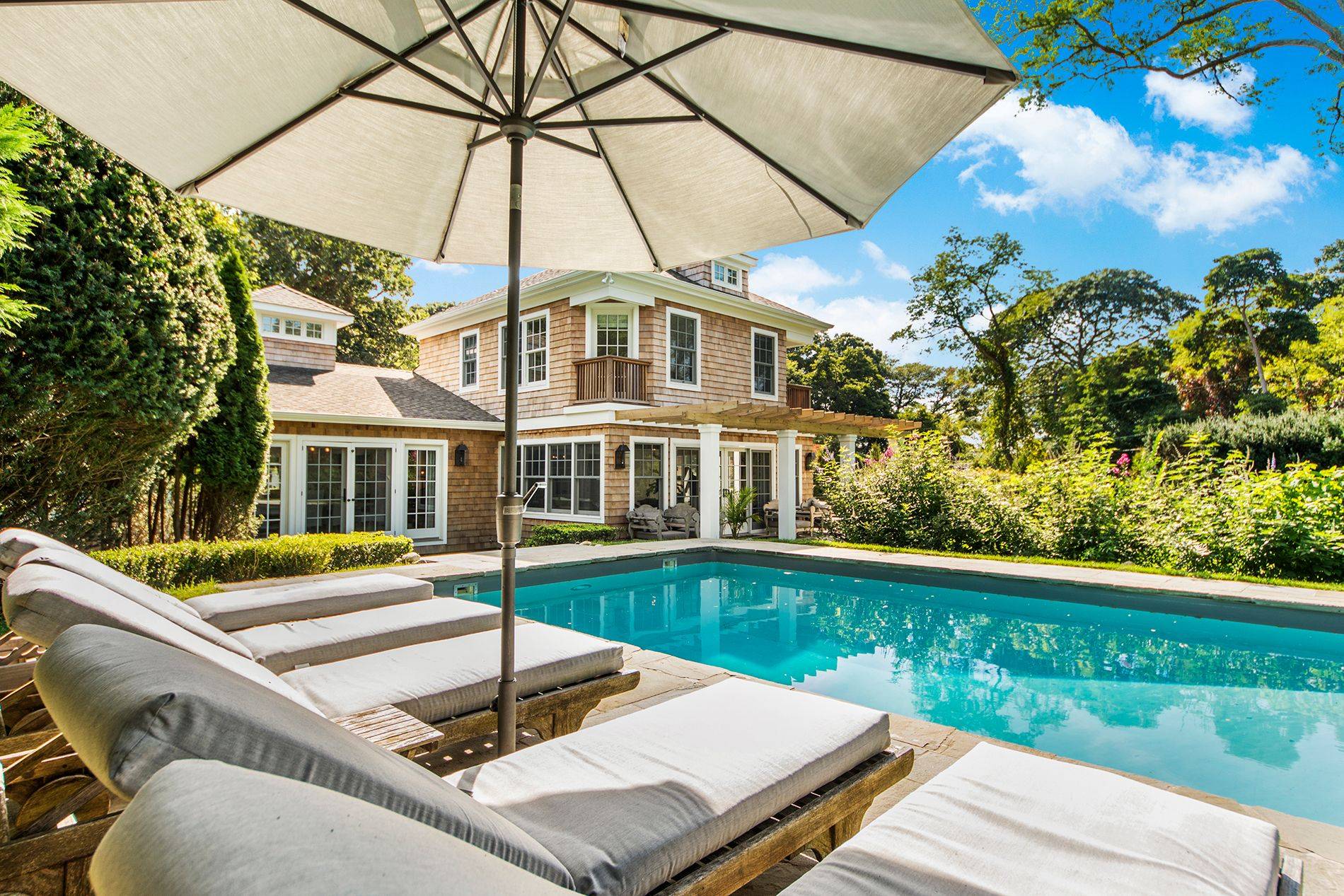 Designer Decorated Classic Hamptons Home With 4 bedrooms & Pool