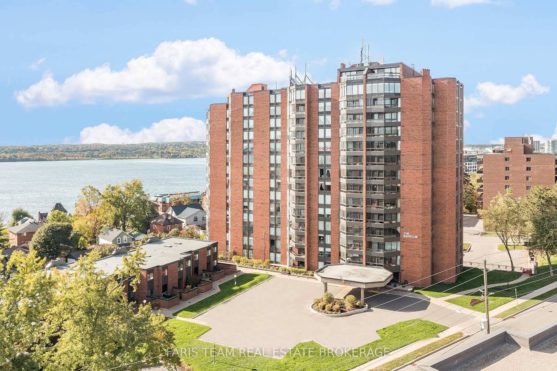 Top 5 Reasons You Will Love This Condo 1 Nestled in the highly sought after and desirable east end of Barrie, this Bayclub condo is steps away from St Vincent ...