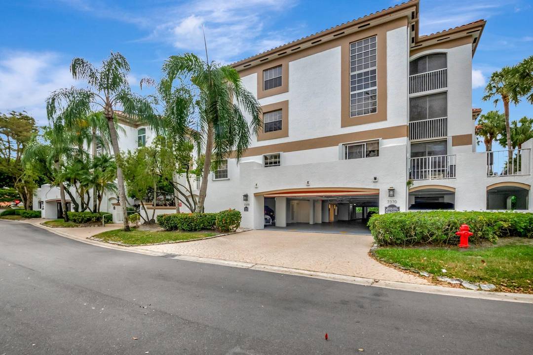 Enjoy the Florida lifestyle in this gorgeous 1st floor condo in Boca Grove Country Club.