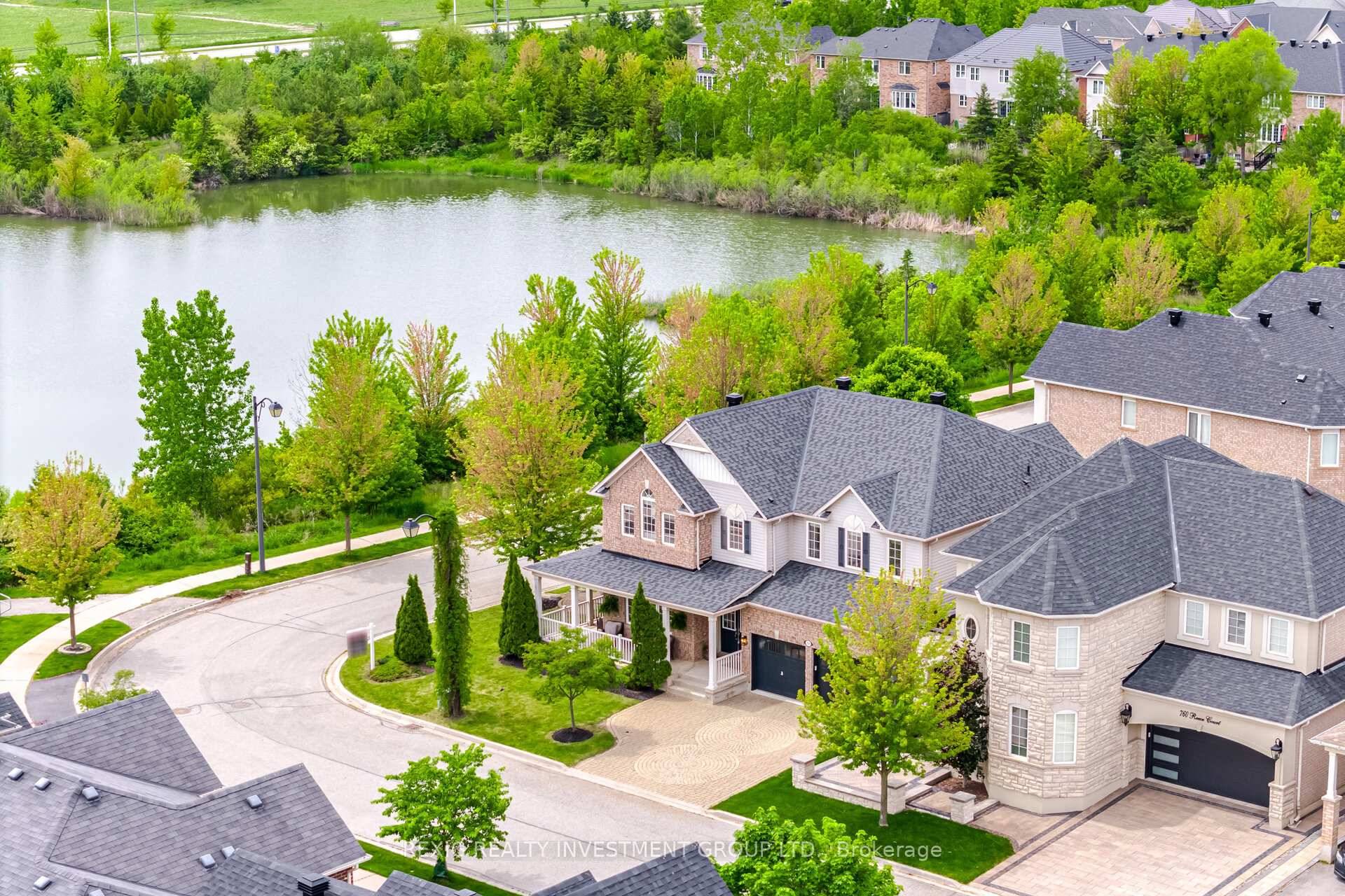 Executive 5 Bedroom Family Home Overlooking The Pond !