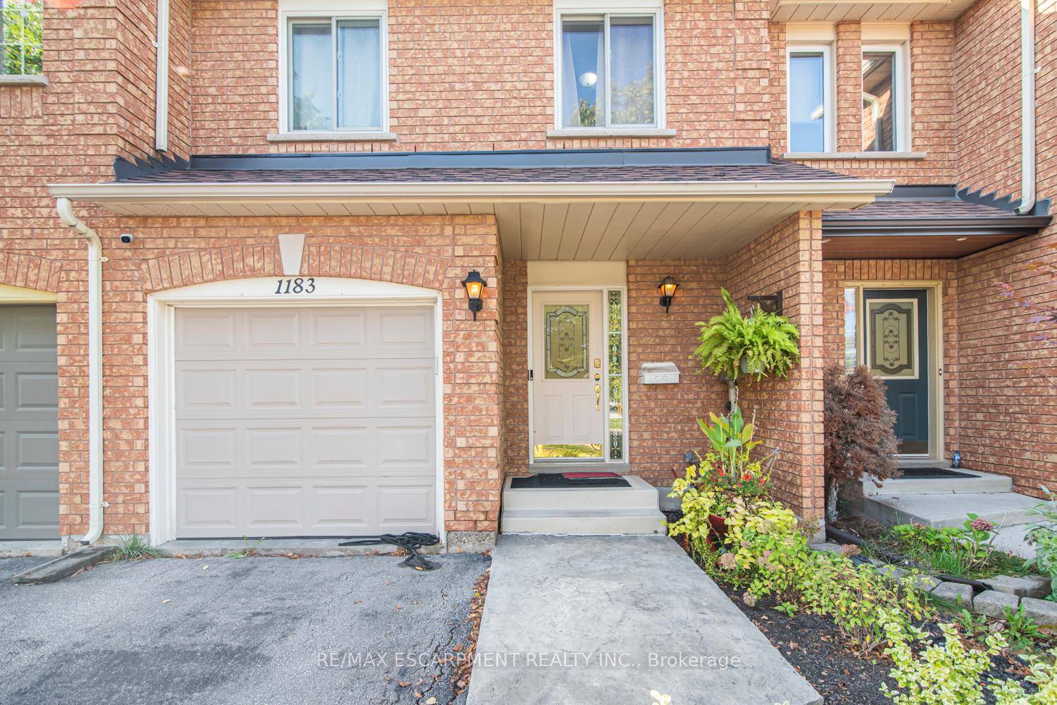 For Lease Spacious Freehold Townhouse in Desirable West Oak Trails 3 1 Bedrooms I 3 Bathrooms I Approx.